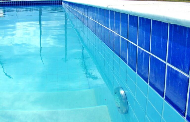 piscina-vazando-como-detectar-o-vazamento-e-consertar-ca-a-vazamento