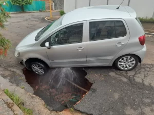 Um carro quase foi engolido por um enorme buraco que se abriu na cidade de Bauru, em São Paulo, após um vazamento de água ter comprometido a estrutura da rua. Esse incidente é mais um exemplo dos perigos que os vazamentos de água podem representar para a infraestrutura urbana.