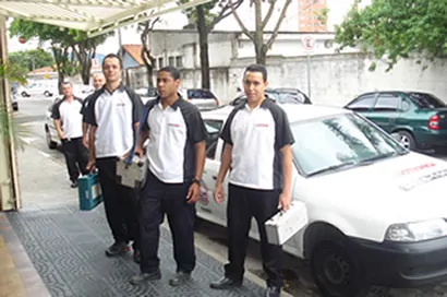 Equipe especialistas em caça vazamento